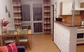 Apartament TOSIA mieści się w pobliżu Plaży Zachodniej 450 m. Do dyspozycji jest też mały ogródek z miejscem na wypicie porannej kawy. Na osiedlu sąsiadującym ze sklepem Netto oraz Żabką, znajduje się plac zabaw dla dzieci oraz boisko do gry w piłkę.